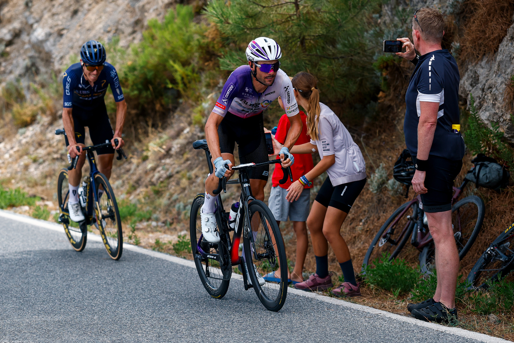 El Pelotón Jesús Herrada acaricia un top-10 en La Vuelta tras una fuga doble con Mario Aparicio (Burgos Burpellet BH)