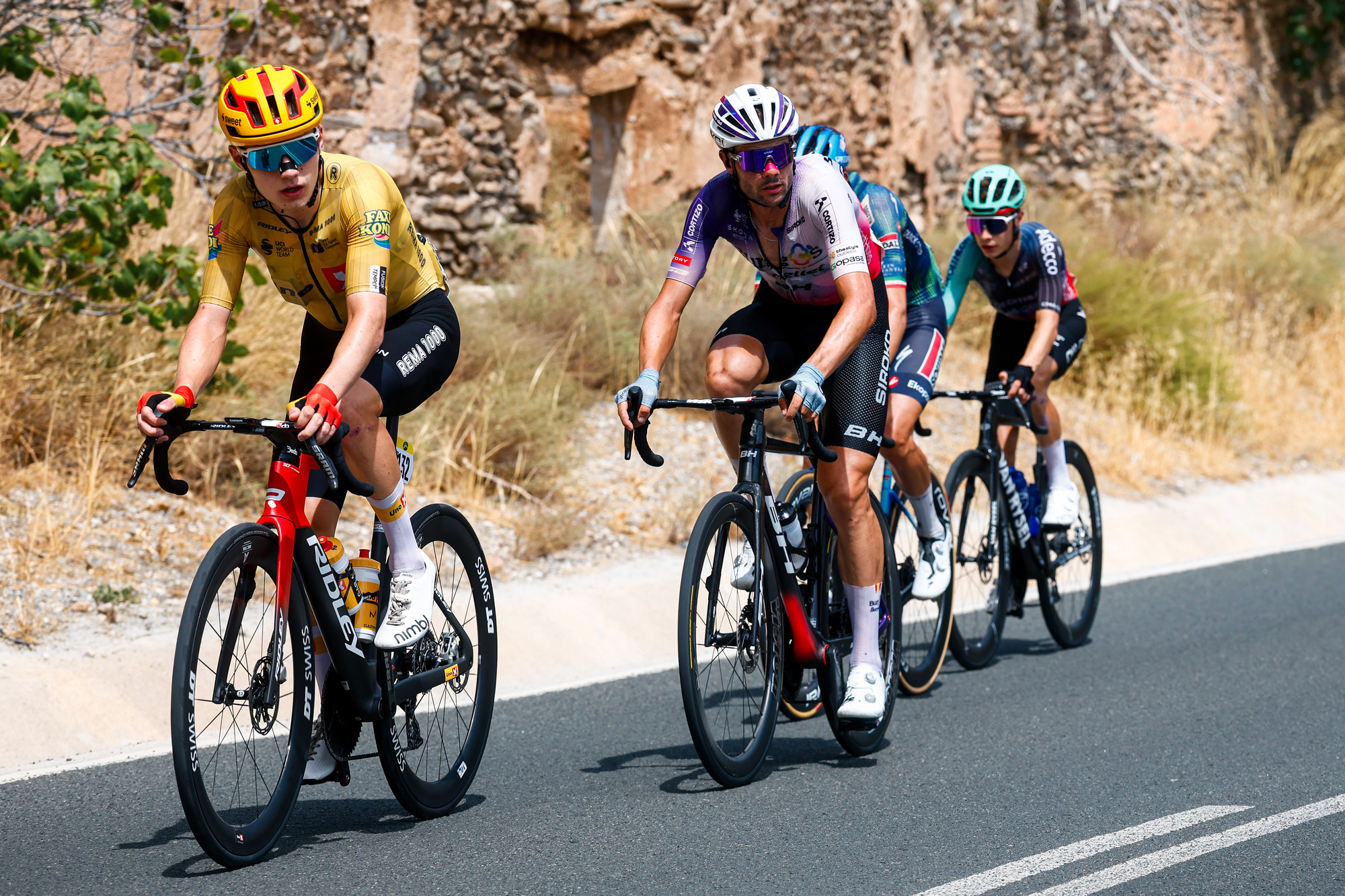 El Pelotón Jesús Herrada acaricia un top-10 en La Vuelta tras una fuga doble con Mario Aparicio (Burgos Burpellet BH)